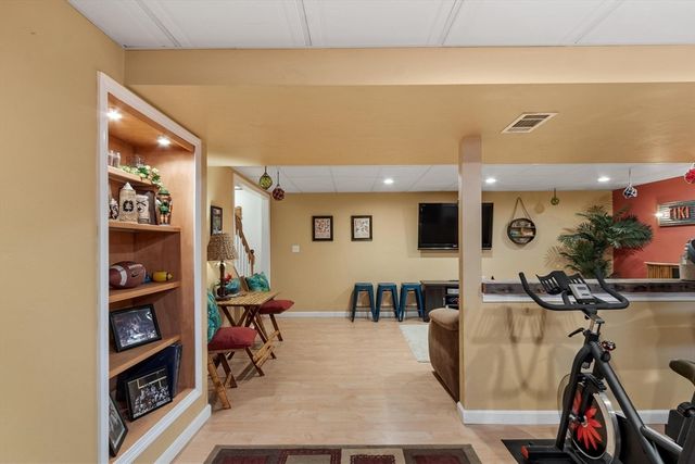 21 Potter Rd, Framingham, MA 01701