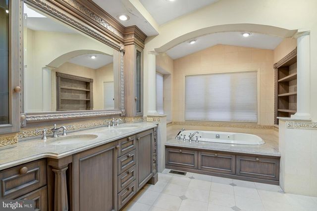 20 CAMBRIDGE DR, Colonia, NJ 07067