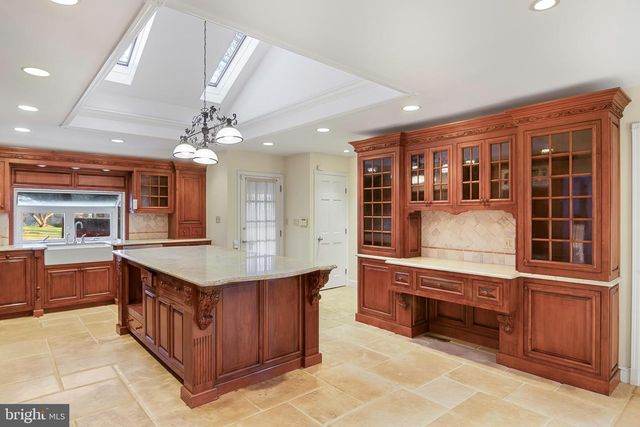 20 CAMBRIDGE DR, Colonia, NJ 07067