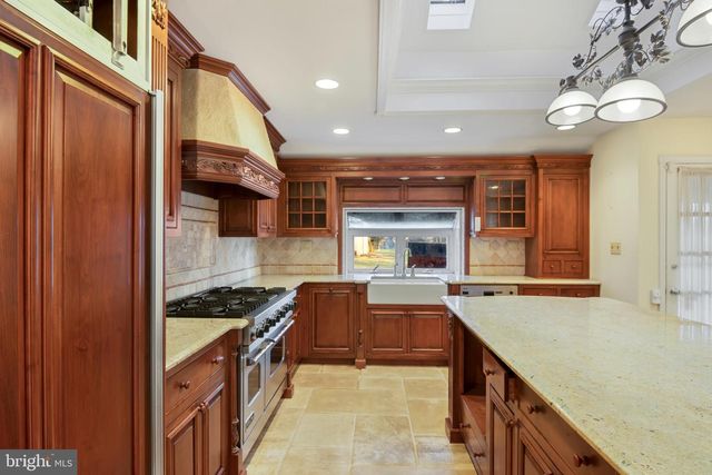 20 CAMBRIDGE DR, Colonia, NJ 07067