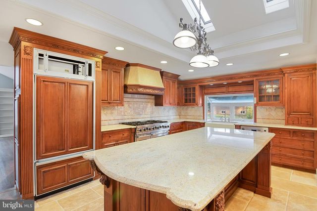 20 CAMBRIDGE DR, Colonia, NJ 07067