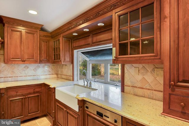 20 CAMBRIDGE DR, Colonia, NJ 07067