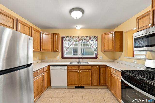 11 Button Street 2nd Floor, New Haven, CT 06519