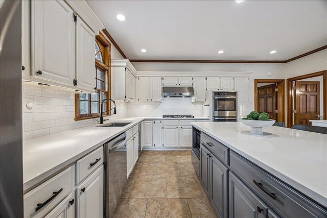 1873 BROOKSEDGE DR, Germantown, TN 38138