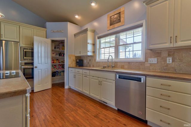 10144 Fisherville Road, Elberfeld, IN 47613