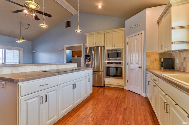 10144 Fisherville Road, Elberfeld, IN 47613