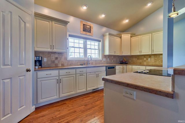 10144 Fisherville Road, Elberfeld, IN 47613