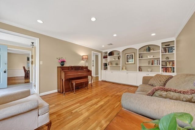 6 Blackhorse Ln, Hingham, MA 02043