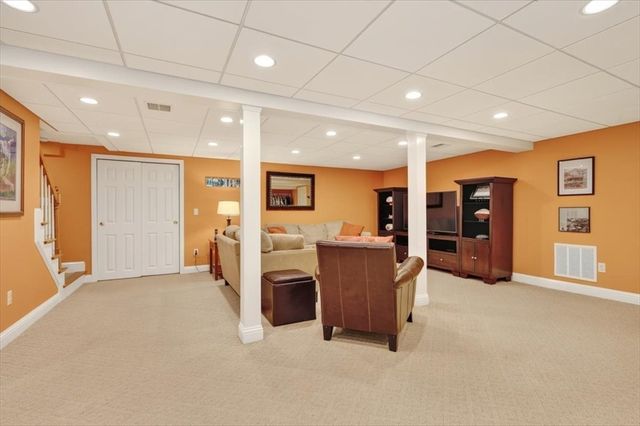 6 Blackhorse Ln, Hingham, MA 02043