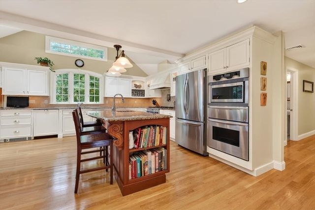 6 Blackhorse Ln, Hingham, MA 02043