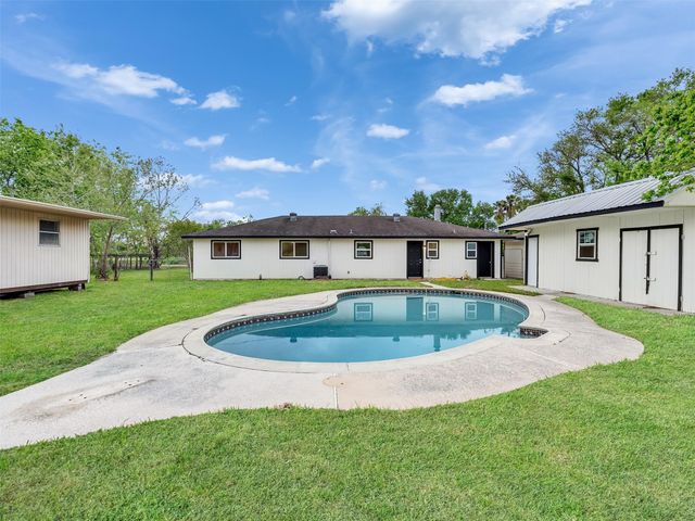 1905 County Road 235, Alvin, TX 77511