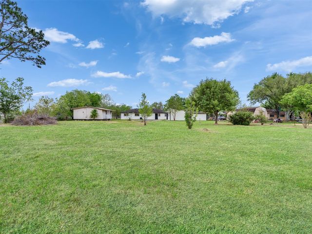 1905 County Road 235, Alvin, TX 77511