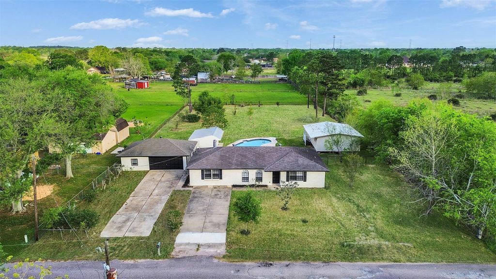 1905 County Road 235, Alvin, TX 77511