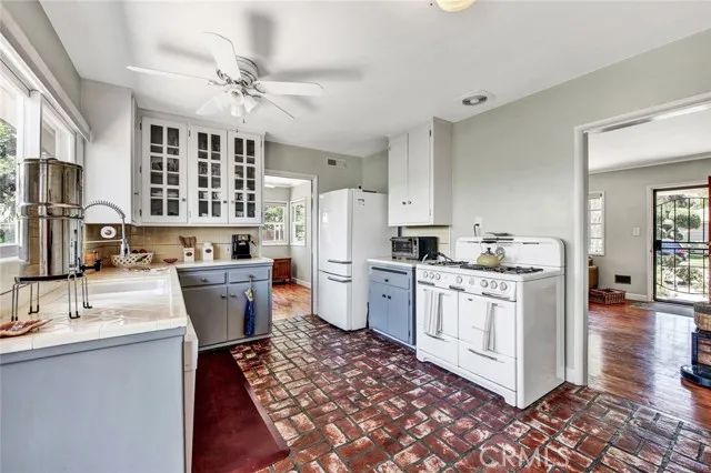1135 W 10th Street, Santa Ana, CA 92703