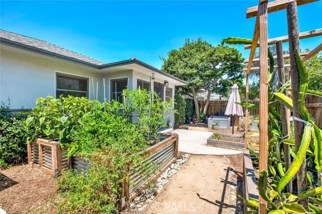 1135 W 10th Street, Santa Ana, CA 92703