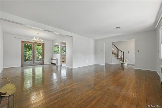 1395 Meadowbrook Road, Merrick, NY 11566
