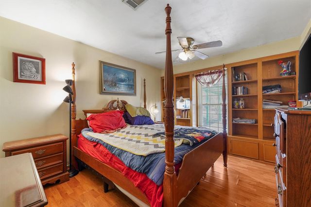 501 Woodridge Drive, Conroe, TX 77306