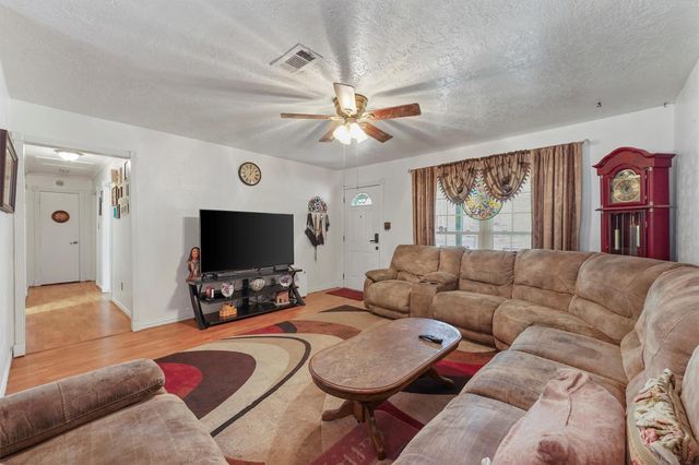 501 Woodridge Drive, Conroe, TX 77306