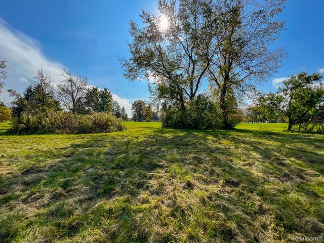 49525 North Avenue, Macomb Twp, MI 48042