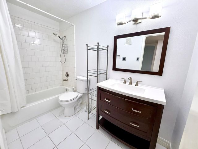 2750 Holly Hall Street 504, Houston, TX 77054