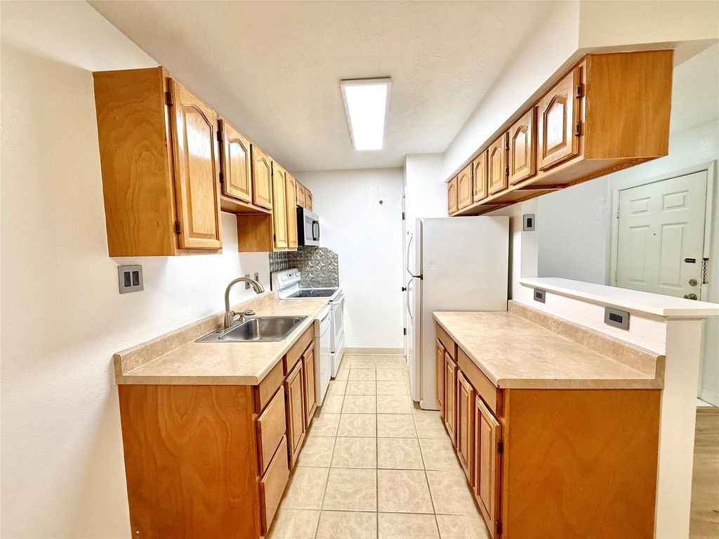 2750 Holly Hall Street 504, Houston, TX 77054