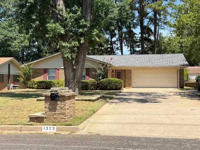 1303 Colgate Dr, Longview, TX 75601