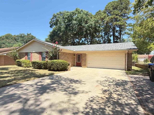 1303 Colgate Dr, Longview, TX 75601