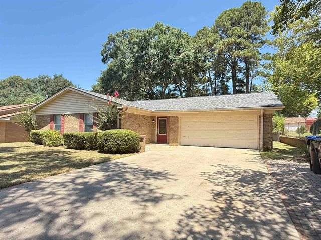 1303 Colgate Dr, Longview, TX 75601