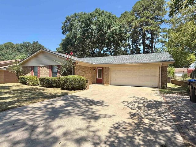 1303 Colgate Dr, Longview, TX 75601