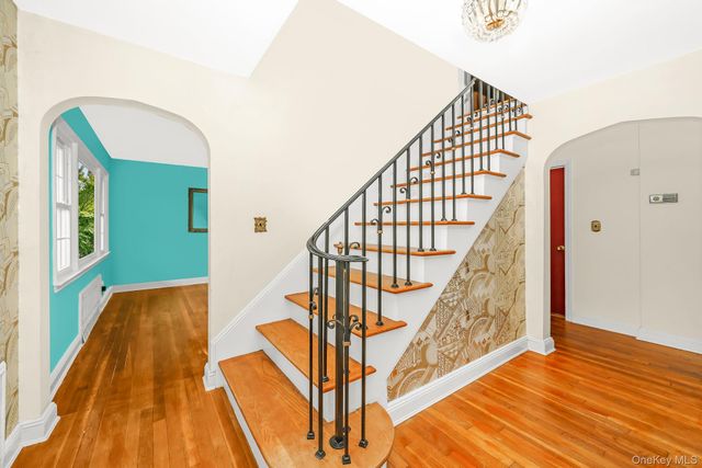 23 Spruce Street, Farmingdale, NY 11735