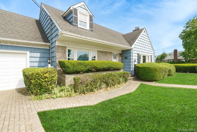 23 Spruce Street, Farmingdale, NY 11735