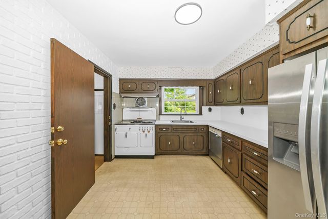 23 Spruce Street, Farmingdale, NY 11735