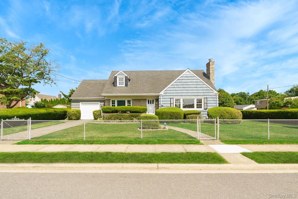 23 Spruce Street, Farmingdale, NY 11735