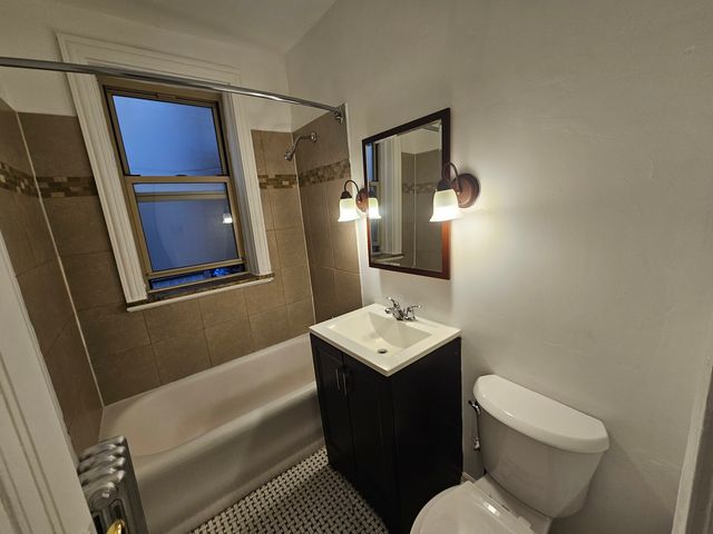 2456 W Catalpa Avenue 2, Chicago, IL 60625