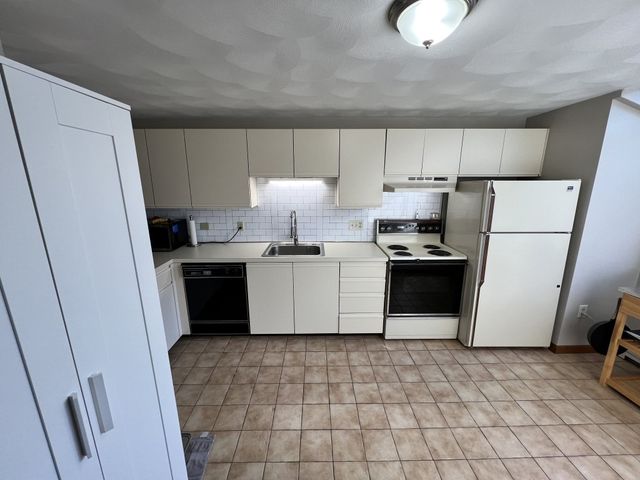 5 Wake Robin Road 2004, Lincoln, RI 02865