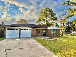 620 Circle Way, Alvin, TX 77511