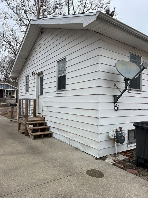 2805 Des Moines Street, Des Moines, IA 50317