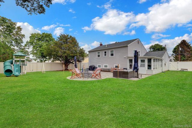 68 Alinda Avenue, West Islip, NY 11795