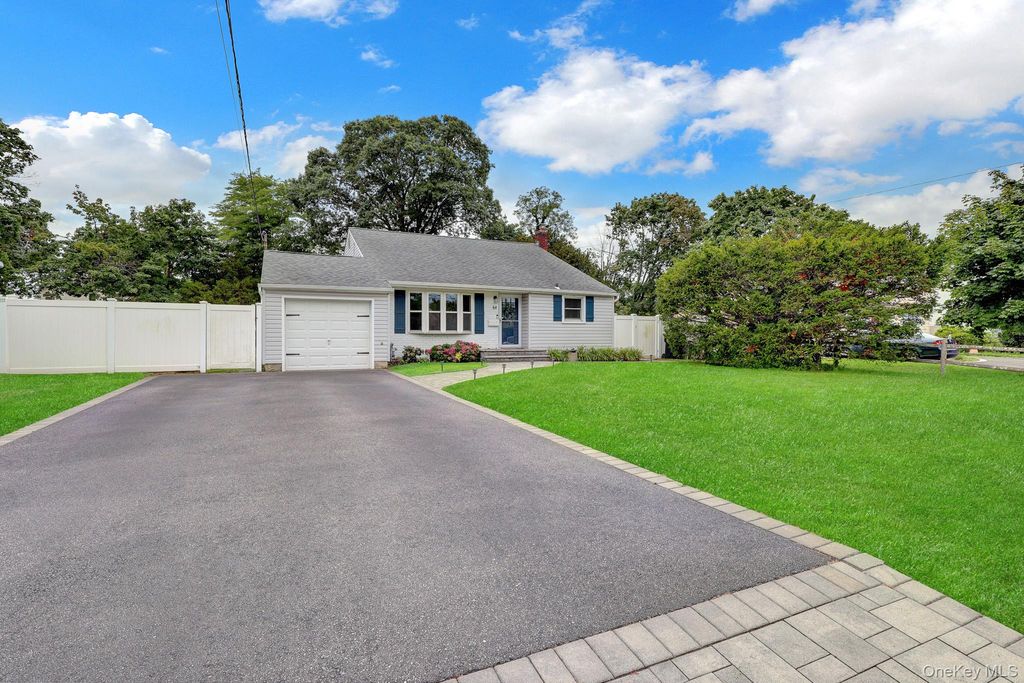 68 Alinda Avenue, West Islip, NY 11795