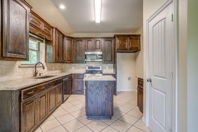 115 Pleasant Oaks Lane, Springtown, TX 76082