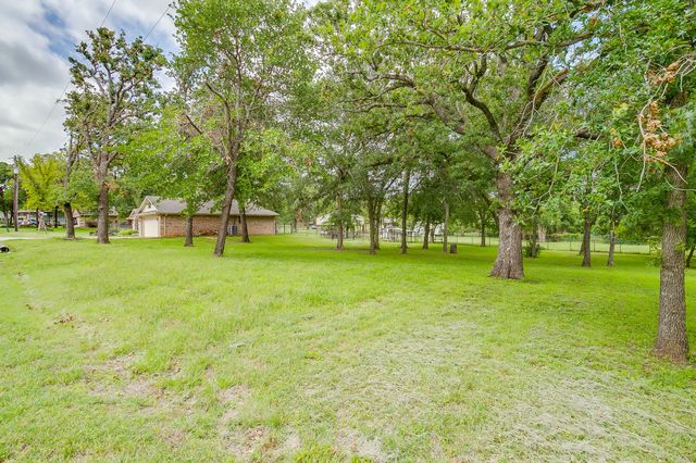 115 Pleasant Oaks Lane, Springtown, TX 76082