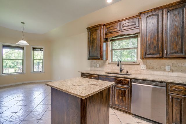115 Pleasant Oaks Lane, Springtown, TX 76082