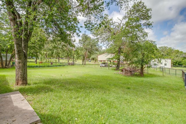 115 Pleasant Oaks Lane, Springtown, TX 76082