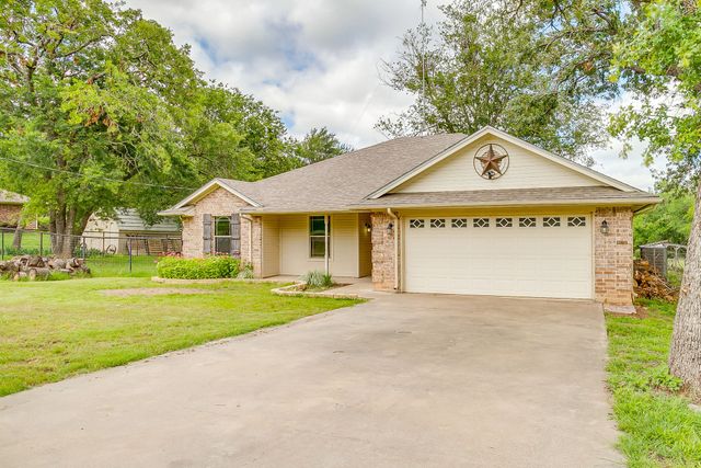 115 Pleasant Oaks Lane, Springtown, TX 76082