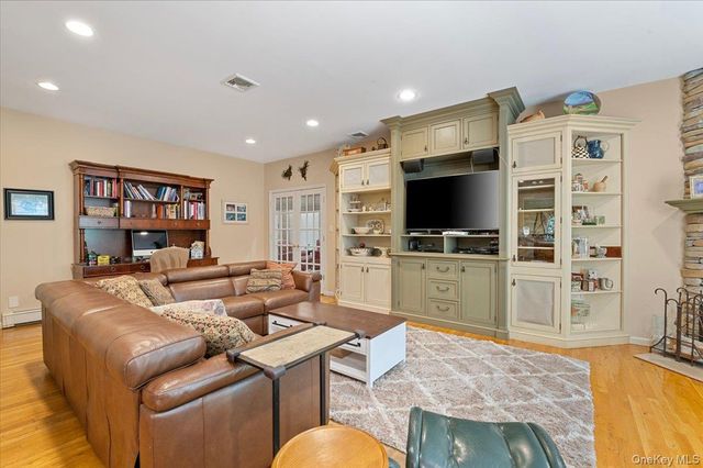 1040 Washington Avenue, Plainview, NY 11803