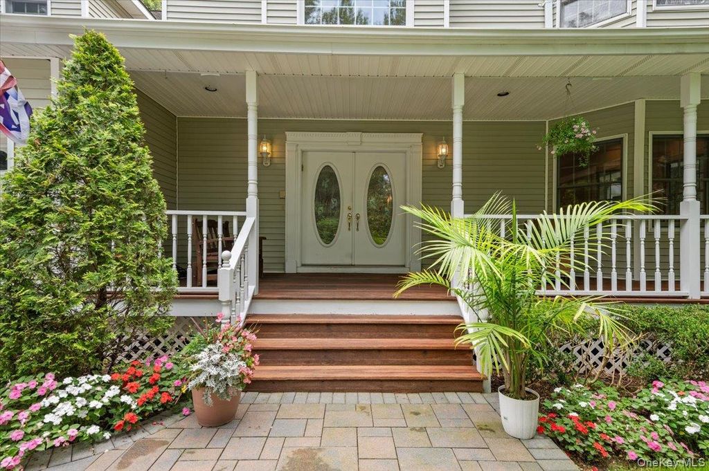 1040 Washington Avenue, Plainview, NY 11803 — photo 2