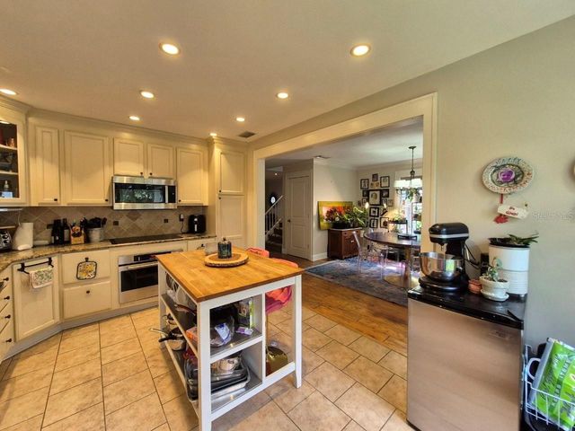 2910 W SITIOS STREET, Tampa, FL 33629