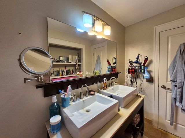 2910 W SITIOS STREET, Tampa, FL 33629