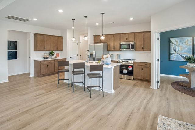 1379 English Oak Dr, Clarksville, TN 37043