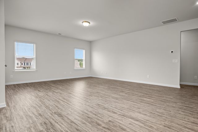 1379 English Oak Dr, Clarksville, TN 37043